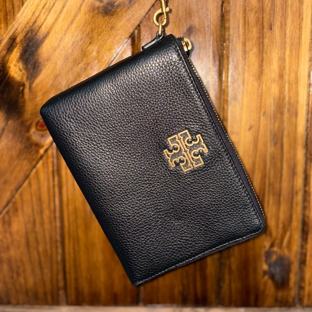 TORY BURCH LARGE BRITTEN WRISTLET